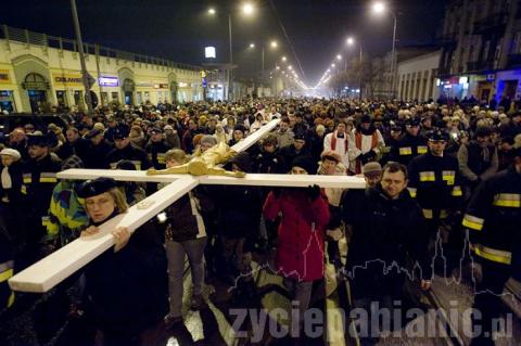 Tylko kilkaset osób wzięło udział w piątkowej drodze krzyżowej. Za to bardzo chętnie święciliśmy pokarmy. 