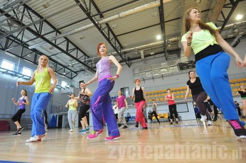 Trzy godziny trwał maraton zumby zorganizowany przez klub fitness Strefa Ruchu. Tańczyło około 60 osób. 