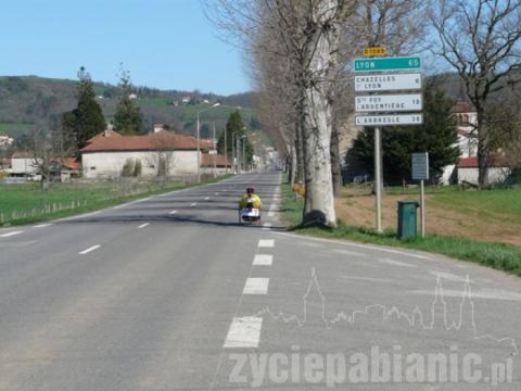 Niepełnosprawny kolarz z Pabianic jedzie na specjalnym rowerze dookoła Europy. We wtorek dotarł do Paryża i udzielał wywiadów