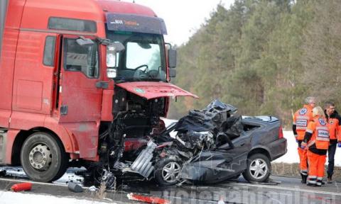 Śmiertelny wypadek na DK-71. Kierowca opla vectra wjechał wprost pod ciężarówkę