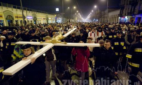 Tylko kilkaset osób wzięło udział w piątkowej drodze krzyżowej. Za to bardzo chętnie święciliśmy pokarmy. 