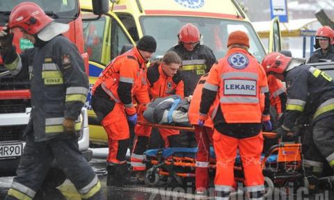 Kierowca volkswagena golfa wjechał w karetkę jadąca na sygnale. 