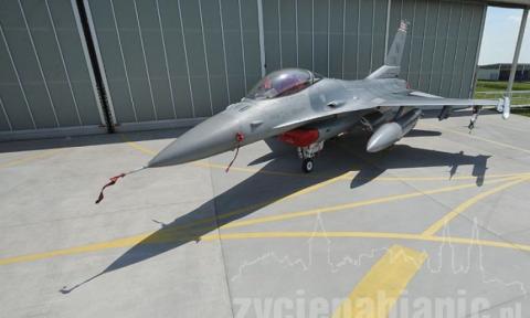 Amerykańcy piloci samolotów F-16 stacjonują w 32. Bazie Lotnictwa Taktycznego w Łasku. Trenują z polskimi pilotami. W piątek 17 do bazy przyleciał ambasador USA i Dowódca Sił Powietrznych, generał Lech Majewski.