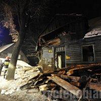 Na ulicy Lutomierskiej zawalił się stary drewniak. Strażacy z psami przeszukiwali gruzowisko