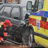 Kierowca volkswagena golfa wjechał w karetkę jadąca na sygnale. 