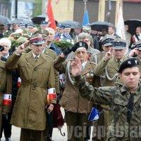 W strugach deszczu pabianiczanie świętowali uchwalenie konstytycji. Przed pomnikiem legionisty złozono jedynie kwiaty. Przemowy były w kościele. 