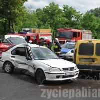 Kierowca hondy spowodował wypadek. Zderzyły się 3 auta. Dwie osoby są ranne.