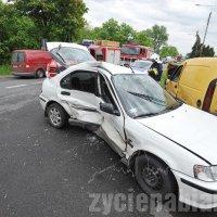 Kierowca hondy spowodował wypadek. Zderzyły się 3 auta. Dwie osoby są ranne.