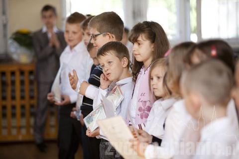 W piątek uczniowie odebrali świadectwa i oficjalnie rozpoczęli wakacje.