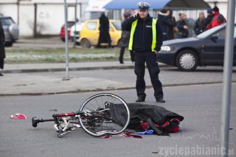 Według relacji świadków, rowerzysta jechał ulicą Nawrockiego w kierunku centrum. Renault, który jechał z tej samej strony wyprzedził mężczyznę. Kierowca zatrzymał się na wysokości starego pawilonu, a z samochodu wyskoczył jeden z pasażerów, który uderzył 