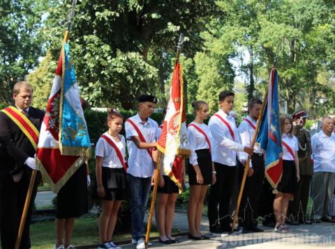 Szacuje się, że ponad 6 milionów Polaków zginęło podczas II wojny światowej. Dziś jest dzień, w którym zapalamy lampki zwłaszcza tym, którzy nie mają grobów...