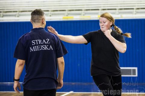 Strażnicy miejscy uczą się samoobrony