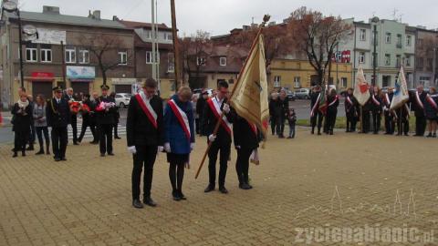 Msza, apel, składanie kwiatów i bieg niepodległości - tak wyglądały obchody 97. rocznicy odzyskania przez Polskę niepodległości w Pabianicach.