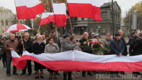 Msza, apel, składanie kwiatów i bieg niepodległości - tak wyglądały obchody 97. rocznicy odzyskania przez Polskę niepodległości w Pabianicach.