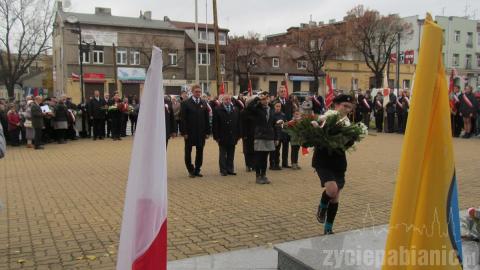 Msza, apel, składanie kwiatów i bieg niepodległości - tak wyglądały obchody 97. rocznicy odzyskania przez Polskę niepodległości w Pabianicach.