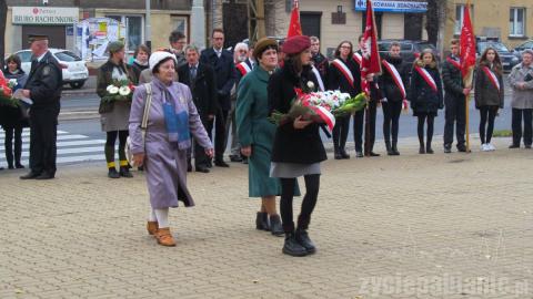 Msza, apel, składanie kwiatów i bieg niepodległości - tak wyglądały obchody 97. rocznicy odzyskania przez Polskę niepodległości w Pabianicach.