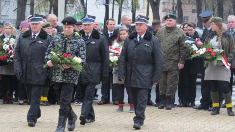 Msza, apel, składanie kwiatów i bieg niepodległości - tak wyglądały obchody 97. rocznicy odzyskania przez Polskę niepodległości w Pabianicach.