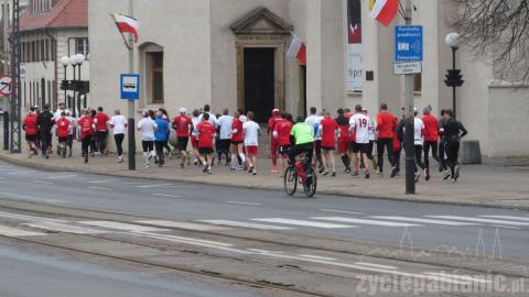 Msza, apel, składanie kwiatów i bieg niepodległości - tak wyglądały obchody 97. rocznicy odzyskania przez Polskę niepodległości w Pabianicach.