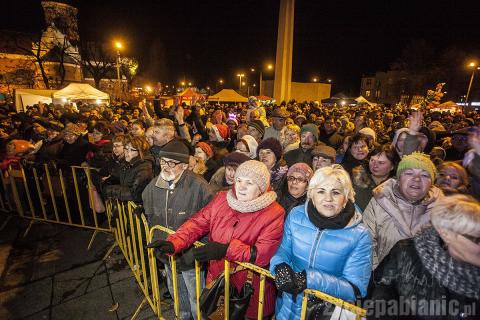 O godz 19.00 zaczął się koncert gwiazdy dzisiejszego Jarmarku Świąteznego - zespołu Bayer Full