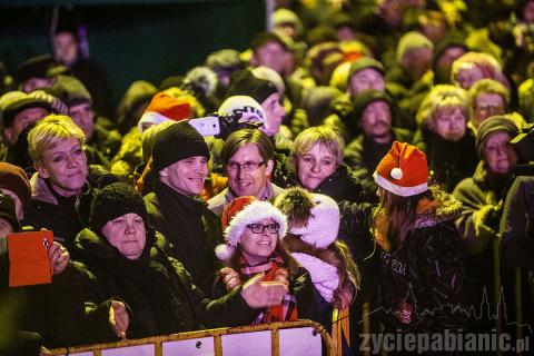 O godz 19.00 zaczął się koncert gwiazdy dzisiejszego Jarmarku Świąteznego - zespołu Bayer Full