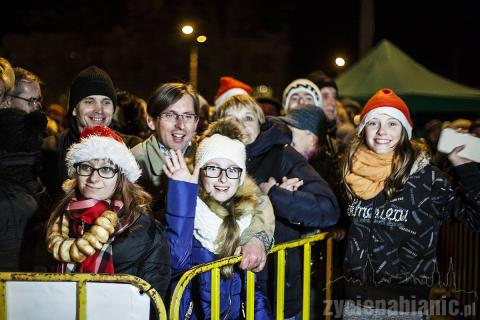 O godz 19.00 zaczął się koncert gwiazdy dzisiejszego Jarmarku Świąteznego - zespołu Bayer Full