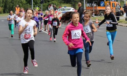 Pobiegli uczniowie szkół podstawowych i gimnazjów