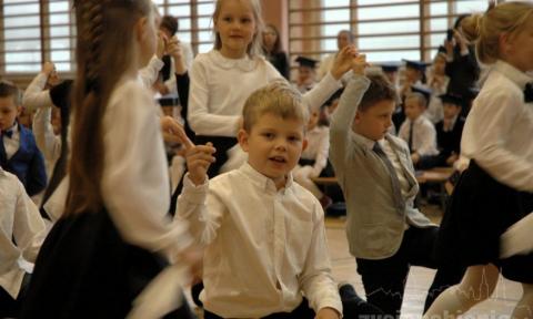 W "trójce" 225 sześcio- i siedmiolatków składając uroczyste ślubowanie, oficjalnie dołączyło do grona uczniów