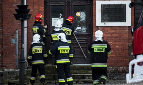 11 zastępów straży pożarnej szuka źródła zadymienia w starej fabryce przy Zamkowej