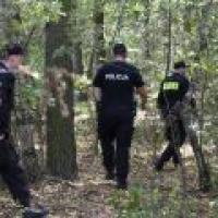 Od godziny 14.00 las hermanowski przeczesywany jest przez policjantów i strażaków. Wszyscy szukają zaginionej kobiety.