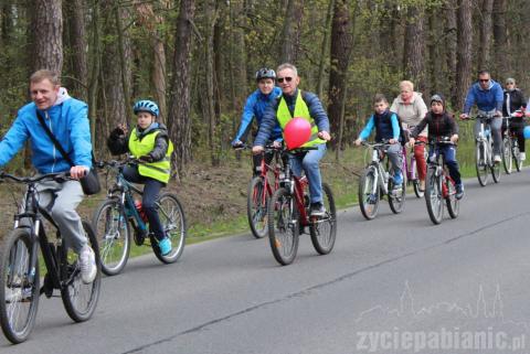 Przyjemnym, spacerowym tempem przejechali 10 kilometrów z obstawą policji