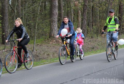 Przyjemnym, spacerowym tempem przejechali 10 kilometrów z obstawą policji