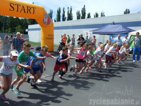 Bieg tradycyjnie podzielony był na kilka kategorii wiekowych. Było wielu zwycięzców. Puchary trafiły też do najliczniej reprezentowanej rodziny i szkoły oraz do najmłodszego i najstarszego uczestnika biegu. 