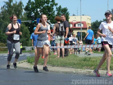 Bieg tradycyjnie podzielony był na kilka kategorii wiekowych. Było wielu zwycięzców. Puchary trafiły też do najliczniej reprezentowanej rodziny i szkoły oraz do najmłodszego i najstarszego uczestnika biegu. 