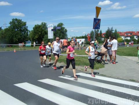 Bieg tradycyjnie podzielony był na kilka kategorii wiekowych. Było wielu zwycięzców. Puchary trafiły też do najliczniej reprezentowanej rodziny i szkoły oraz do najmłodszego i najstarszego uczestnika biegu. 