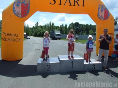 Bieg tradycyjnie podzielony był na kilka kategorii wiekowych. Było wielu zwycięzców. Puchary trafiły też do najliczniej reprezentowanej rodziny i szkoły oraz do najmłodszego i najstarszego uczestnika biegu. 