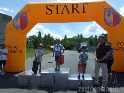 Bieg tradycyjnie podzielony był na kilka kategorii wiekowych. Było wielu zwycięzców. Puchary trafiły też do najliczniej reprezentowanej rodziny i szkoły oraz do najmłodszego i najstarszego uczestnika biegu. 