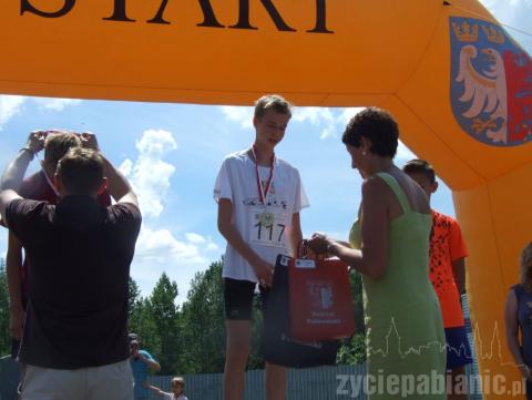 Bieg tradycyjnie podzielony był na kilka kategorii wiekowych. Było wielu zwycięzców. Puchary trafiły też do najliczniej reprezentowanej rodziny i szkoły oraz do najmłodszego i najstarszego uczestnika biegu. 