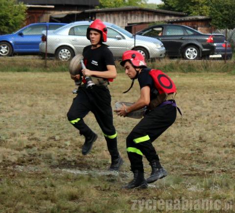 Dwie godziny w 30 stopniowym upale - dla strażaka to nie przeszkoda