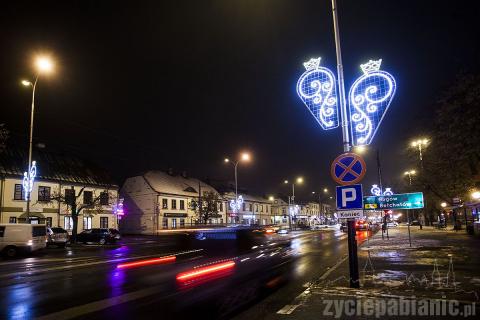 Od dziś główną ulicę miasta rozświetlają świąteczne dekoracje