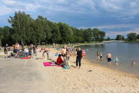 Piasek na plaży w Lewitynie przyjechał znad morza