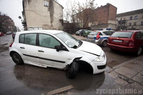 Wysiadł z auta, gdy urwało mu się koło