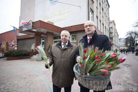 8 marca Dzień Kobiet. Od rana panie dostają życzenia od urzędników, kibiców, kierowców autobusów i innych dźentelmenów