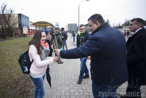 8 marca Dzień Kobiet. Od rana panie dostają życzenia od urzędników, kibiców, kierowców autobusów i innych dźentelmenów