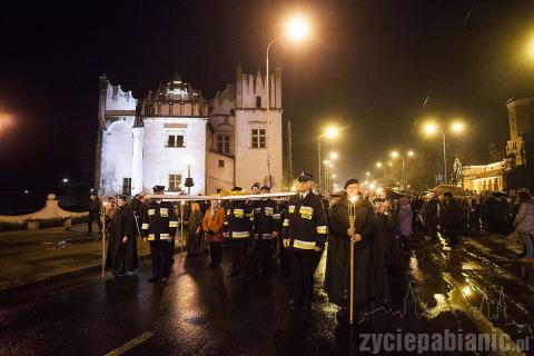 Trasa procesji, jak co roku, zaczęła się przed kościołem św. Mateusza