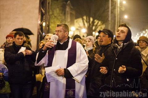 Trasa procesji, jak co roku, zaczęła się przed kościołem św. Mateusza