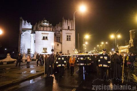 Trasa procesji, jak co roku, zaczęła się przed kościołem św. Mateusza