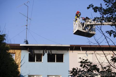 Strażacy ugasili poważny pożar na Drewnowskiej. Paliła się ostatnia kondygnacja domu