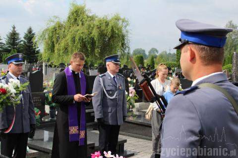 Policjanci z Pabianic, którzy zginęli na służbie. Komendant Cezary Petrus oddał dziś im hołd 