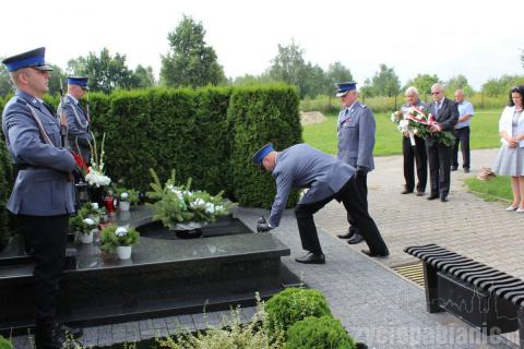 Policjanci z Pabianic, którzy zginęli na służbie. Komendant Cezary Petrus oddał dziś im hołd 