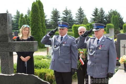 Policjanci z Pabianic, którzy zginęli na służbie. Komendant Cezary Petrus oddał dziś im hołd 